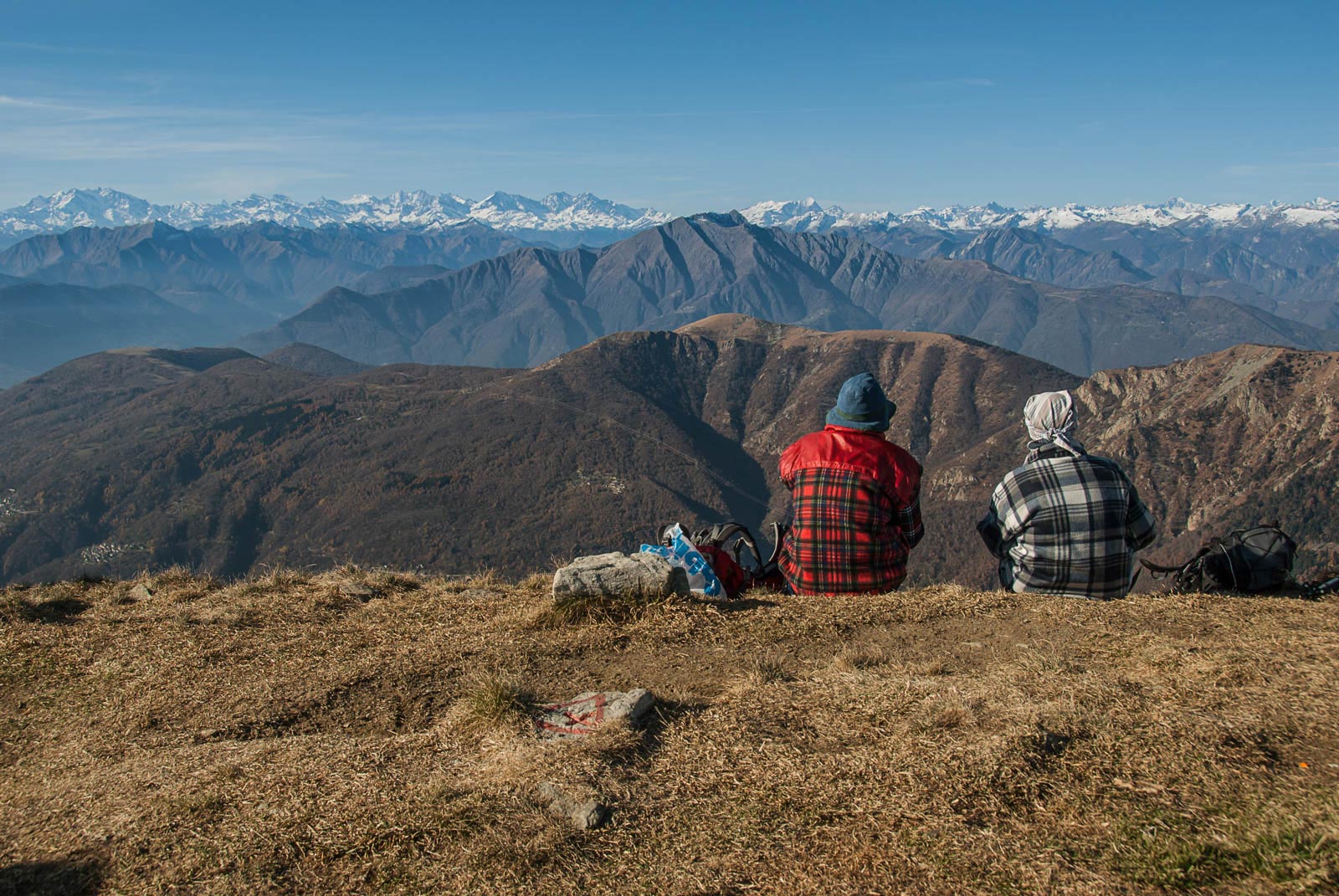 Sul monte Gradiccioli, in contemplazione del panorama ovest con l'arco alpino occidentale già abbondantemente innevato.