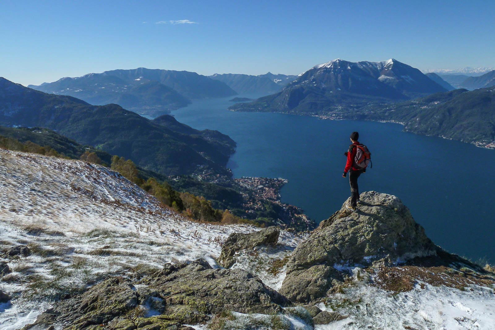 Dai pressi di Camaggiore, sui monti di Bellano, la vista spazia sull'alto lato di Como, sulla penisola di Bellaggio e sulla massiccia sagoma dei monti Tremezzo e Crocione.